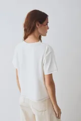 Remera de algodón de corte clásico con cuello redondo, mangas cortas y costuras a contratono. Presenta el logo de la marca bordado en el pecho.