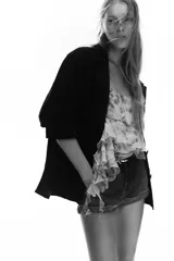 Chaqueta oversize de Zara confeccionada en piel de ante 100%, con cuello de solapa, manga larga, bolsillos delanteros con solapa y cierre frontal con botones.