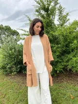 Kimono largo color crema con estampado de lunares marrones, confeccionado en tussor de algodón.