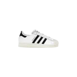 Championes Adidas Superstar II para mujer, color blanco con las clásicas tres tiras y el talón decorados con pedrería negra brillante. Presentan la puntera de caucho en relieve y una suela en tono off-white.