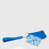Billetera tipo tarjetero con correa de muñeca, compuesta por un estuche liso azul y un tarjetero estampado con diseño botánico en azul y blanco. Incluye herrajes metálicos y logo de la marca grabado.