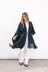 Ruana tejida en lana merino color ladrillo, con textura de punto grueso.