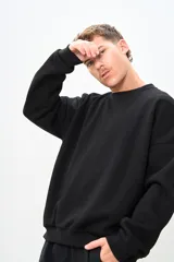 Buzo negro de corte amplio con cuello redondo y mangas largas.