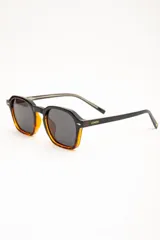 Lentes de sol polarizados con armazón negro de diseño geométrico y lentes oscuros.
