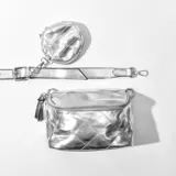 Bandolera plateada con correa ajustable, monedero redondo extraíble y diseño acolchado.