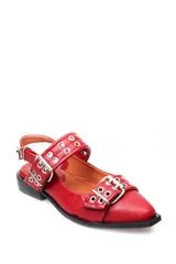 Sandalias con estampado animal print, con puntera cerrada y tiras con hebillas y ojales.