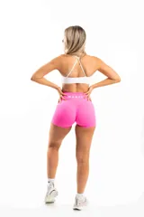 Top deportivo blanco con breteles finos y diseño cruzado en el frente.