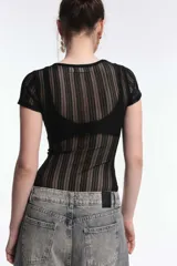Body rosado de lycra acanalada, con mangas cortas y cuello redondo.