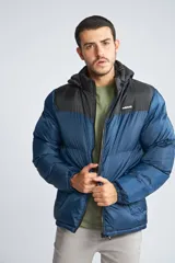 Campera puffer para hombre, color negro con canesú gris, capucha desmontable, cierre frontal con cremallera, bolsillos laterales con cierre y logo de la marca en el pecho.