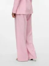 Pantalón sastrero wide leg rosado de tiro medio, con bolsillos delanteros, presillas para cinturón y raya marcada en las piernas.