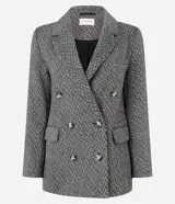 Blazer de tweed gris con diseño de espiga, doble botonadura, solapas de muesca, bolsillos cargo frontales y corte clásico.