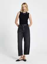 Musculosa negra de punto acanalado con corte ajustado, cuello redondo asimétrico y detalle cut out en el hombro.