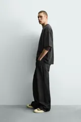 Camiseta boxy fit de algodón color verde militar, con cuello redondo y manga corta.