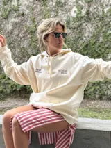 Canguro beige de algodón con capucha, cordones ajustables y estampa en pecho y espalda con la frase "Just Kiss Me We Can Talk Later".