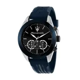 Reloj Maserati Traguardo con caja de acero inoxidable y esfera negra con funciones de cronógrafo. Presenta correa de silicona azul con el logo de la marca grabado y cierre de hebilla.