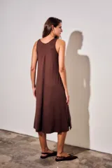 Vestido midi de viscosa color marrón, sin mangas, con escote redondo y silueta fluida y holgada.