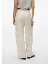 Pantalón cargo wide leg de tiro medio color beige, confeccionado en mezcla de poliéster, viscosa y lino. Cuenta con bolsillos laterales tipo cargo en las piernas y pinzas en la parte delantera.