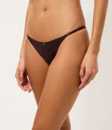 Kit de dos bombachas tipo colaless confeccionadas en microfibra, con diseño de hilo doble y tirantes finos ajustables en los laterales. Incluye una pieza en color negro y otra en color beige.