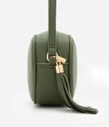 Cartera bandolera Satinato pequeña color taupe, de forma rectangular con esquinas redondeadas. Cuenta con cierre superior de cremallera, correa ajustable larga y detalle colgante de borla de flecos con herrajes dorados en el lateral.