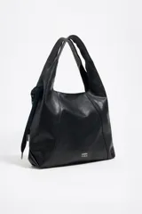 Bolso de mano de gran tamaño y estructura blanda, confeccionado en cuero vacuno negro. Cuenta con asas superiores, detalles de costuras visibles, cordón ajustable en un lateral y el logo impreso en la parte inferior.