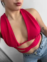 Top negro con escote halter y tiras cruzadas en el abdomen.