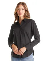 Camisa de corte clásico con cuello camisero, cierre frontal de botones y mangas largas con puños abotonados.