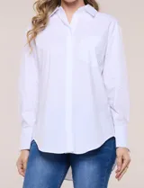 Camisa blanca de corte holgado, marca Magaschoni, con cuello camisero, mangas largas con puños anchos, bolsillo en el pecho y ruedo curvo.