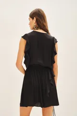 Vestido corto azul oscuro con escote en V profundo, mangas cortas con volados y elástico en la cintura.