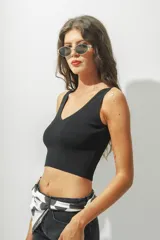 Top de punto acanalado color beige, con escote en V y corte cropped.