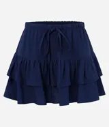 Short pollera de viscosa color azul marino, con cintura elástica y lazo ajustable, con diseño de volados superpuestos.