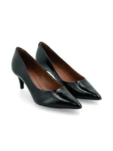 Zapato stiletto negro con acabado glossy, diseño atemporal, punta fina y tacón de altura intermedia. Modelo Polka.
