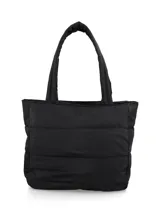 Cartera tipo tote bag acolchada en color negro, con diseño matelasse horizontal y asas de hombro acolchadas. Cuenta con un pequeño aplique metálico frontal con las iniciales de la marca.
