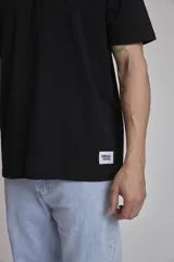 Remera verde oscuro de corte holgado y mangas cortas.