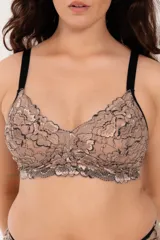 Bralette color caramelo de puntilla elastizada con forro interno, breteles regulables y ganchos en la espalda.