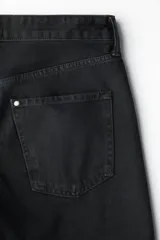 Bermuda de cinco bolsillos en denim de algodón grueso, con cintura estándar, cierre y botón, y piernas de corte relajado.