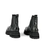 Bota tipo Chelsea de cuero vacuno, con suela de goma track de doble altura y elásticos laterales. Presenta una horma de punta cuadrada.