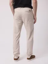 Pantalon chino de corte recto en color azul marino, con bolsillos laterales y cierre frontal.