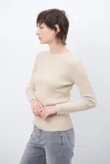 Buzo de tejido morley color marrón, con cuello redondo y mangas largas, de corte ajustado al cuerpo.