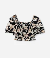 Blusa de crepé con estampado floral en tonos beige y negro, escote recto y mangas cortas abullonadas con puños elásticos.