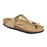 Sandalia tipo ojota Birkenstock modelo Gizeh, con capellada de material sintético en color dorado, plantilla anatómica de corcho y suela de goma negra.