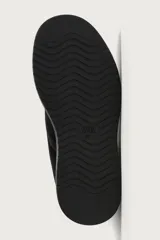 Bota de cordones de piel con acabado en serraje, color negro, con horma redonda y suela con volumen.