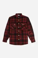 Sobrecamisa de hombre de manga larga, con estampado a cuadros en tonos rojo y negro. Tiene cuello camisero, cierre frontal con botones y dos bolsillos utilitarios en el pecho.