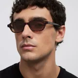 Lentes de sol con montura rectangular de diseño clásico en carey marrón y cristales polarizados en tono marrón.