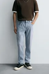 Pantalón de jean corte slim fit, color gris con efecto lavado. Presenta diseño de cinco bolsillos, cierre frontal con cremallera y botón, y tejido elástico.
