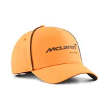 Gorra de béisbol color naranja con el logo de McLaren Racing estampado en negro en el frente. Presenta detalles de costuras en contraste negro y visera curva.