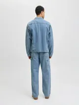 Jean baggy de tiro alto color azul claro, con fit holgado y diseño clásico de cinco bolsillos. Presenta un acabado stonewash para un aspecto desgastado y moderno. Confeccionado en denim tejido twill con mezcla de algodón orgánico y reciclado.