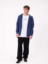 Canguro azul marino con capucha, cierre frontal, bolsillos tipo canguro y logo de la marca en el pecho.