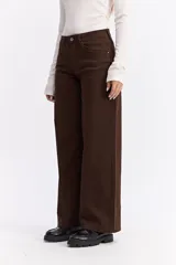 Jean de corte wide leg con tiro alto y piernas amplias, confeccionado en denim de algodón con lavado azul medio.