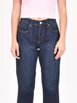 Pantalón jean azul oscuro, de corte recto y tiro medio.