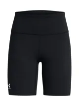 Calza corta deportiva Under Armour modelo Campus 7in, de color negro, corte ajustado y talle alto. Presenta el logo de la marca estampado en blanco en el lateral inferior derecho.
